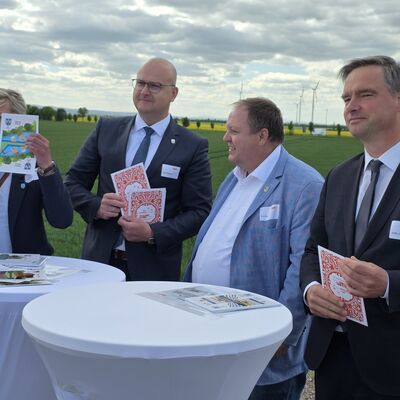 Bild vergrößern: Die Bürgermeisterin und Bürgermeister der 4 Kooperationsstädte (v.l. Janet Klaus (Stadt Arnstein), Robert Käsebier (Bürgermeister Stadt Seeland), Rico Röse (Bürgermeister Stadt Falkenstein/Harz) und Oberbürgermeister Steffen Amme) spielten symbolisch Karten mit den jeweiligen Trümpfen ihrer Städte, um letztendlich festzustellen, dass sie gemeinsam am meisten zu bieten haben.