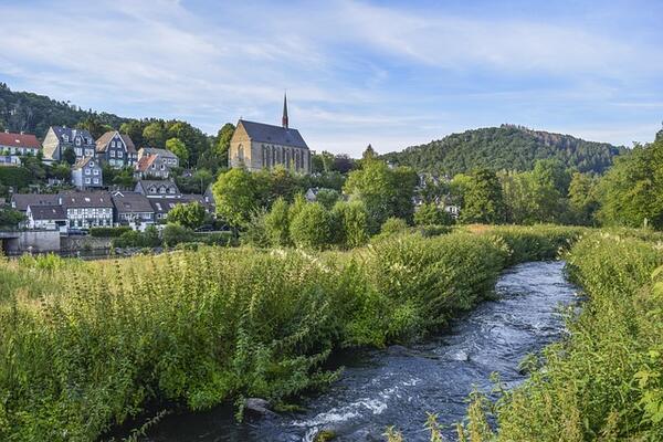 Bild vergrößern: Dorf mit Fluss