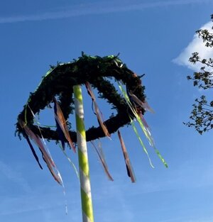 Bild vergr&ouml;&szlig;ern: Maibaum - Schriftsteller Jean Back zu Gast in der W4G Region