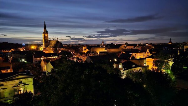 Das abendliche Aschersleben von oben 